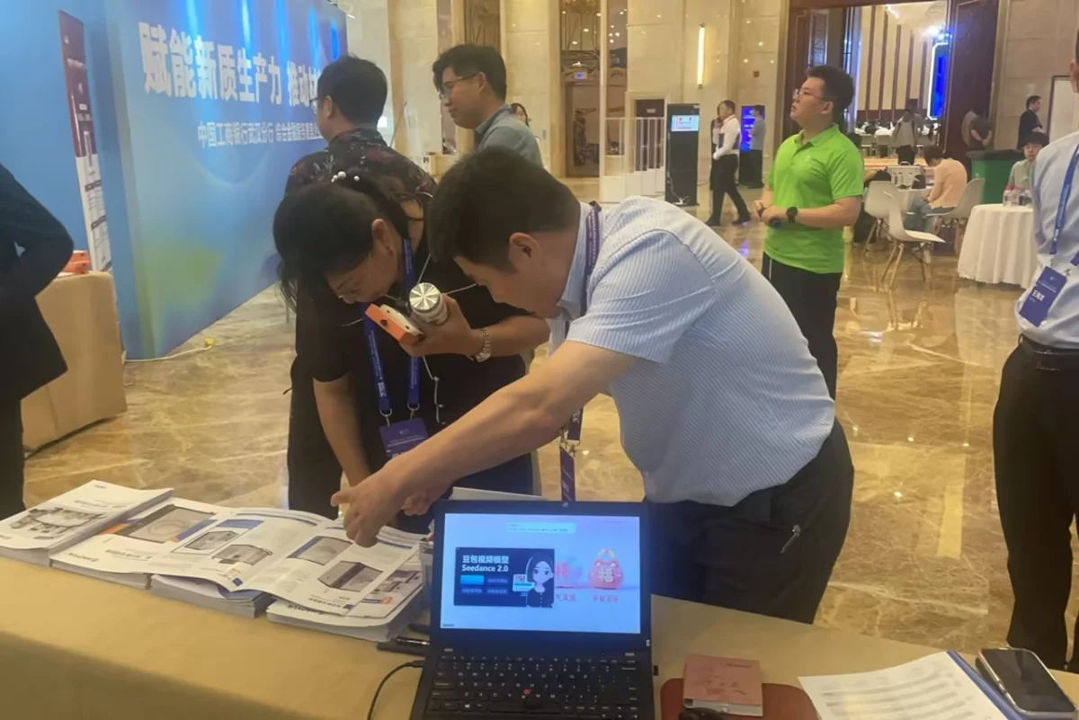 HAOYUE Presents at the 16th National Materials Science Deans Forum, Showcasing Advanced Vacuum Sintering Technology - Haoyue Vacuum Sintering Furnace HAOYUE team engaging with Chinese university leaders at the Deans Forum to strengthen industry-academic partnerships